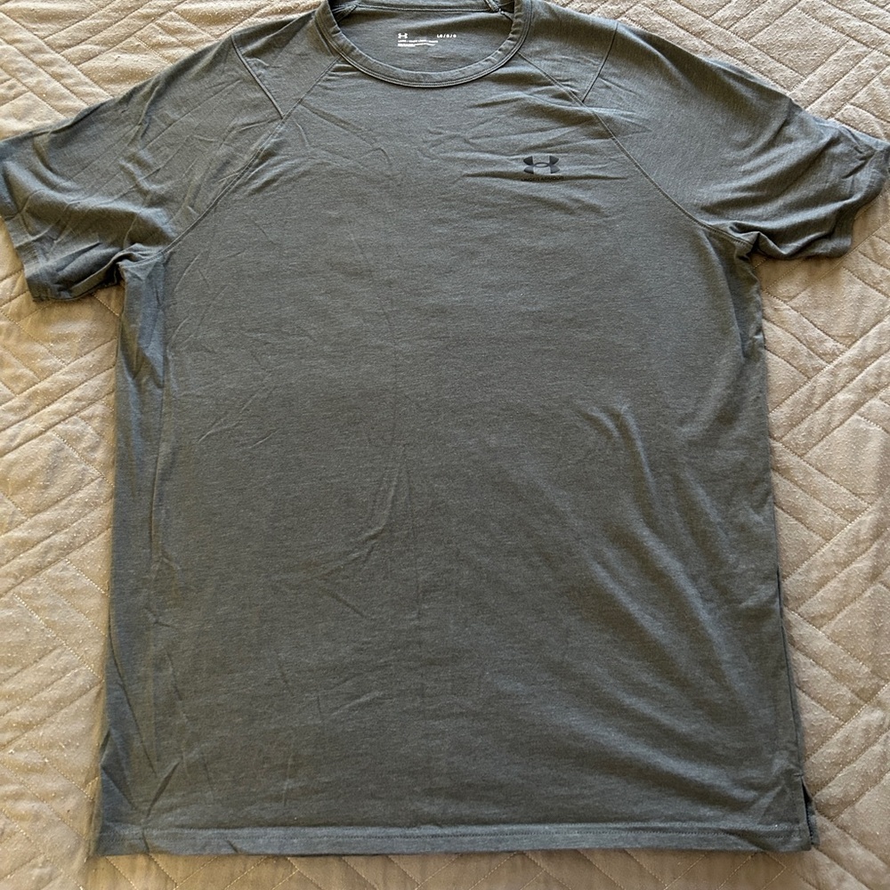 Under Armour Loose Fit Men’s T-Shirt NWT